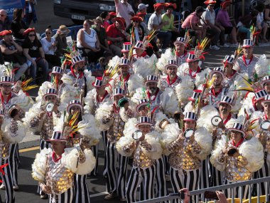 Tenerife, İspanya - mar 05, 2019: Santa Cruz de Tenerife sokaklarında ünlü karnaval festivali, vurmalı çalgıların ritmine uygun karakterler ve gruplar.