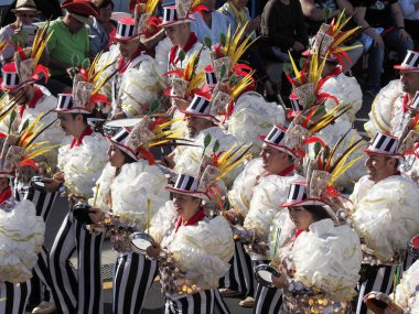 Tenerife, İspanya - mar 05, 2019: Santa Cruz de Tenerife sokaklarında ünlü karnaval festivali, vurmalı çalgıların ritmine uygun karakterler ve gruplar.