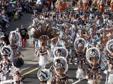 Tenerife, İspanya - mar 05, 2019: Santa Cruz de Tenerife sokaklarında ünlü karnaval festivali, vurmalı çalgıların ritmine uygun karakterler ve gruplar.