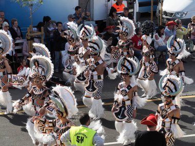 Tenerife, İspanya - mar 05, 2019: Santa Cruz de Tenerife sokaklarında ünlü karnaval festivali, vurmalı çalgıların ritmine uygun karakterler ve gruplar.