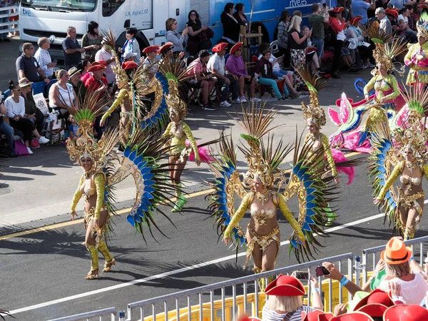 Tenerife, İspanya - mar 05, 2019: Santa Cruz de Tenerife sokaklarında ünlü karnaval festivali, vurmalı çalgıların ritmine uygun karakterler ve gruplar.