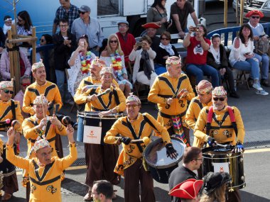Tenerife, İspanya - mar 05, 2019: Santa Cruz de Tenerife sokaklarında ünlü karnaval festivali, vurmalı çalgıların ritmine uygun karakterler ve gruplar.