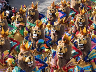 Tenerife, İspanya - mar 05, 2019: Santa Cruz de Tenerife sokaklarında ünlü karnaval festivali, vurmalı çalgıların ritmine uygun karakterler ve gruplar.