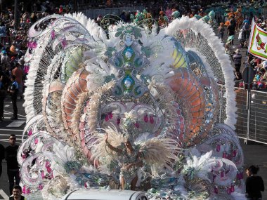 Tenerife, İspanya - mar 05, 2019: Santa Cruz de Tenerife sokaklarında ünlü karnaval festivali, vurmalı çalgıların ritmine uygun karakterler ve gruplar.
