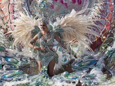 Tenerife, İspanya - mar 05, 2019: Santa Cruz de Tenerife sokaklarında ünlü karnaval festivali, vurmalı çalgıların ritmine uygun karakterler ve gruplar.