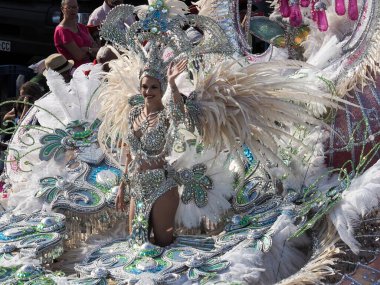 Tenerife, İspanya - mar 05, 2019: Santa Cruz de Tenerife sokaklarında ünlü karnaval festivali, vurmalı çalgıların ritmine uygun karakterler ve gruplar.