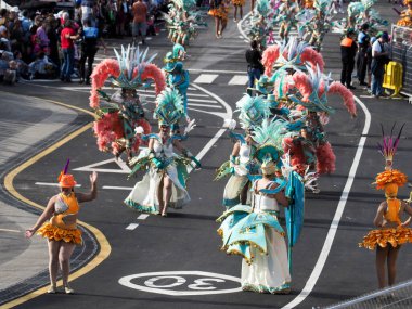 Tenerife, İspanya - mar 05, 2019: Santa Cruz de Tenerife sokaklarında ünlü karnaval festivali, vurmalı çalgıların ritmine uygun karakterler ve gruplar.