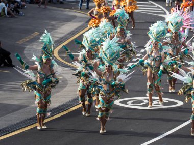 Tenerife, İspanya - mar 05, 2019: Santa Cruz de Tenerife sokaklarında ünlü karnaval festivali, vurmalı çalgıların ritmine uygun karakterler ve gruplar.