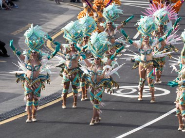 Tenerife, İspanya - mar 05, 2019: Santa Cruz de Tenerife sokaklarında ünlü karnaval festivali, vurmalı çalgıların ritmine uygun karakterler ve gruplar.