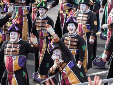 Tenerife, İspanya - mar 05, 2019: Santa Cruz de Tenerife sokaklarında ünlü karnaval festivali, vurmalı çalgıların ritmine uygun karakterler ve gruplar.