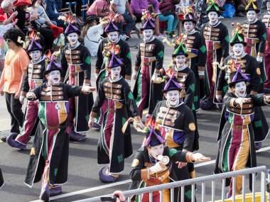 Tenerife, İspanya - mar 05, 2019: Santa Cruz de Tenerife sokaklarında ünlü karnaval festivali, vurmalı çalgıların ritmine uygun karakterler ve gruplar.
