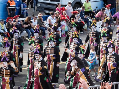 Tenerife, İspanya - mar 05, 2019: Santa Cruz de Tenerife sokaklarında ünlü karnaval festivali, vurmalı çalgıların ritmine uygun karakterler ve gruplar.