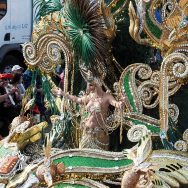 Tenerife, İspanya - mar 05, 2019: Santa Cruz de Tenerife sokaklarında ünlü karnaval festivali, vurmalı çalgıların ritmine uygun karakterler ve gruplar.