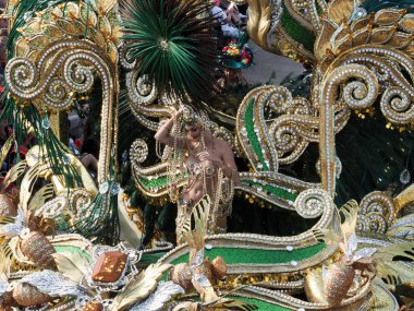 Tenerife, İspanya - mar 05, 2019: Santa Cruz de Tenerife sokaklarında ünlü karnaval festivali, vurmalı çalgıların ritmine uygun karakterler ve gruplar.
