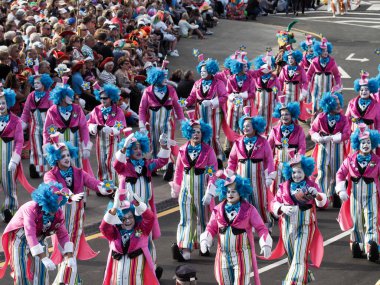 Tenerife, İspanya - mar 05, 2019: Santa Cruz de Tenerife sokaklarında ünlü karnaval festivali, vurmalı çalgıların ritmine uygun karakterler ve gruplar.