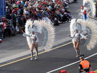 Tenerife, İspanya - mar 05, 2019: Santa Cruz de Tenerife sokaklarında ünlü karnaval festivali, vurmalı çalgıların ritmine uygun karakterler ve gruplar.