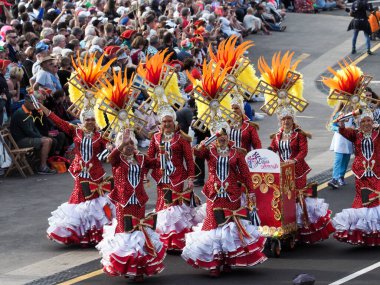 Tenerife, İspanya - mar 05, 2019: Santa Cruz de Tenerife sokaklarında ünlü karnaval festivali, vurmalı çalgıların ritmine uygun karakterler ve gruplar.