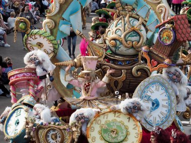 Tenerife, İspanya - mar 05, 2019: Santa Cruz de Tenerife sokaklarında ünlü karnaval festivali, vurmalı çalgıların ritmine uygun karakterler ve gruplar.