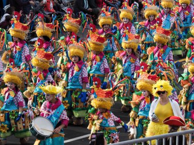 Tenerife, İspanya - mar 05, 2019: Santa Cruz de Tenerife sokaklarında ünlü karnaval festivali, vurmalı çalgıların ritmine uygun karakterler ve gruplar.