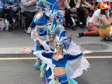 Tenerife, İspanya - mar 05, 2019: Santa Cruz de Tenerife sokaklarında ünlü karnaval festivali, vurmalı çalgıların ritmine uygun karakterler ve gruplar.