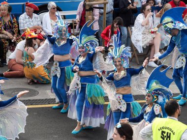 Tenerife, İspanya - mar 05, 2019: Santa Cruz de Tenerife sokaklarında ünlü karnaval festivali, vurmalı çalgıların ritmine uygun karakterler ve gruplar.