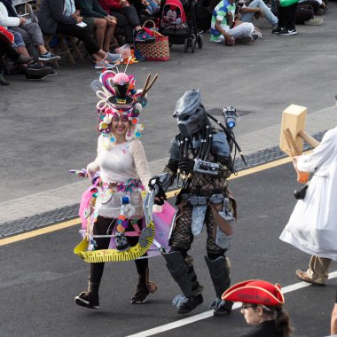 Tenerife, İspanya - mar 05, 2019: Santa Cruz de Tenerife sokaklarında ünlü karnaval festivali, vurmalı çalgıların ritmine uygun karakterler ve gruplar.