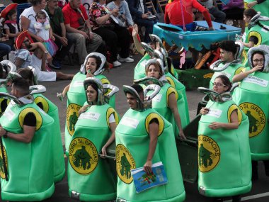 Tenerife, İspanya - mar 05, 2019: Santa Cruz de Tenerife sokaklarında ünlü karnaval festivali, vurmalı çalgıların ritmine uygun karakterler ve gruplar.