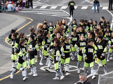 Tenerife, İspanya - mar 05, 2019: Santa Cruz de Tenerife sokaklarında ünlü karnaval festivali, vurmalı çalgıların ritmine uygun karakterler ve gruplar.