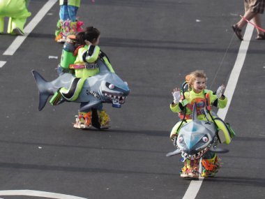 Tenerife, İspanya - mar 05, 2019: Santa Cruz de Tenerife sokaklarında ünlü karnaval festivali, vurmalı çalgıların ritmine uygun karakterler ve gruplar.
