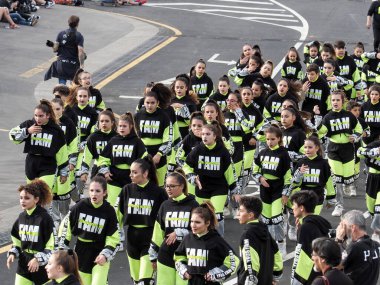 Tenerife, İspanya - mar 05, 2019: Santa Cruz de Tenerife sokaklarında ünlü karnaval festivali, vurmalı çalgıların ritmine uygun karakterler ve gruplar.