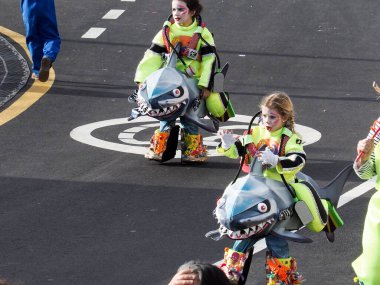 Tenerife, İspanya - mar 05, 2019: Santa Cruz de Tenerife sokaklarında ünlü karnaval festivali, vurmalı çalgıların ritmine uygun karakterler ve gruplar.