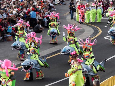 Tenerife, İspanya - mar 05, 2019: Santa Cruz de Tenerife sokaklarında ünlü karnaval festivali, vurmalı çalgıların ritmine uygun karakterler ve gruplar.