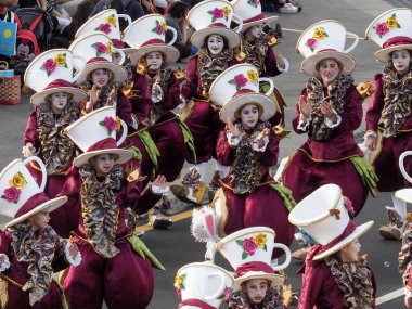 Tenerife, İspanya - mar 05, 2019: Santa Cruz de Tenerife sokaklarında ünlü karnaval festivali, vurmalı çalgıların ritmine uygun karakterler ve gruplar.
