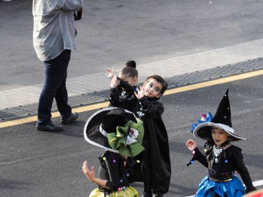 Tenerife, İspanya - mar 05, 2019: Santa Cruz de Tenerife sokaklarında ünlü karnaval festivali, vurmalı çalgıların ritmine uygun karakterler ve gruplar.