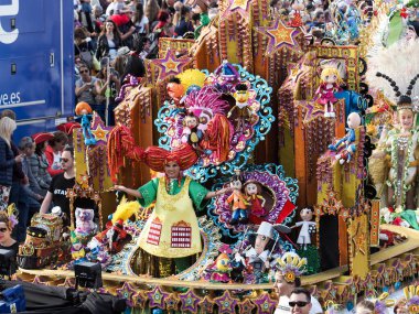 Tenerife, İspanya - mar 05, 2019: Santa Cruz de Tenerife sokaklarında ünlü karnaval festivali, vurmalı çalgıların ritmine uygun karakterler ve gruplar.