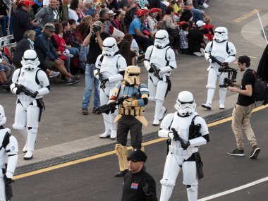 Tenerife, İspanya - mar 05, 2019: Santa Cruz de Tenerife sokaklarında ünlü karnaval festivali, vurmalı çalgıların ritmine uygun karakterler ve gruplar.