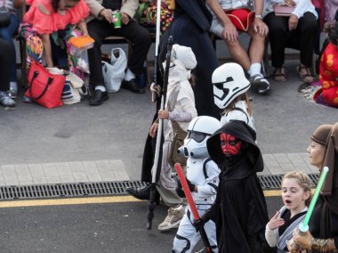 Tenerife, İspanya - mar 05, 2019: Santa Cruz de Tenerife sokaklarında ünlü karnaval festivali, vurmalı çalgıların ritmine uygun karakterler ve gruplar.