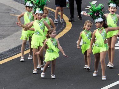 Tenerife, İspanya - mar 05, 2019: Santa Cruz de Tenerife sokaklarında ünlü karnaval festivali, vurmalı çalgıların ritmine uygun karakterler ve gruplar.