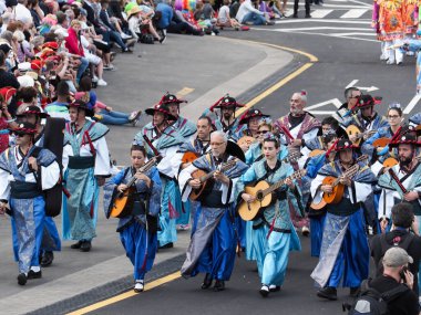 Tenerife, İspanya - mar 05, 2019: Santa Cruz de Tenerife sokaklarında ünlü karnaval festivali, vurmalı çalgıların ritmine uygun karakterler ve gruplar.