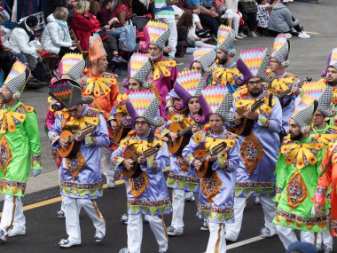 Tenerife, İspanya - mar 05, 2019: Santa Cruz de Tenerife sokaklarında ünlü karnaval festivali, vurmalı çalgıların ritmine uygun karakterler ve gruplar.