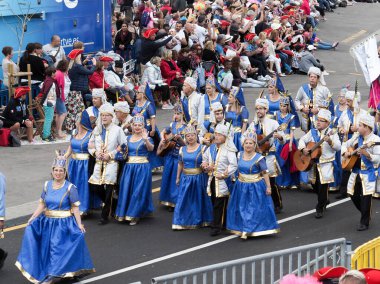 Tenerife, İspanya - mar 05, 2019: Santa Cruz de Tenerife sokaklarında ünlü karnaval festivali, vurmalı çalgıların ritmine uygun karakterler ve gruplar.