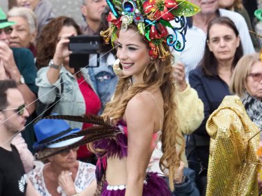 Tenerife, İspanya - mar 05, 2019: Santa Cruz de Tenerife sokaklarında ünlü karnaval festivali, vurmalı çalgıların ritmine uygun karakterler ve gruplar.