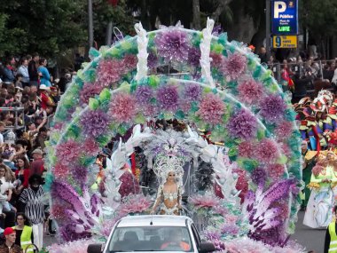 Tenerife, İspanya - mar 05, 2019: Santa Cruz de Tenerife sokaklarında ünlü karnaval festivali, vurmalı çalgıların ritmine uygun karakterler ve gruplar.