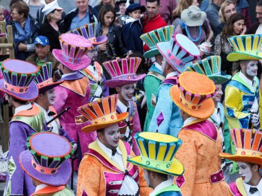 Tenerife, İspanya - mar 05, 2019: Santa Cruz de Tenerife sokaklarında ünlü karnaval festivali, vurmalı çalgıların ritmine uygun karakterler ve gruplar.