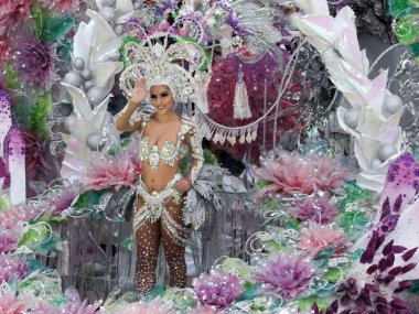Tenerife, İspanya - mar 05, 2019: Santa Cruz de Tenerife sokaklarında ünlü karnaval festivali, vurmalı çalgıların ritmine uygun karakterler ve gruplar.