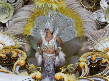 Tenerife, İspanya - mar 05, 2019: Santa Cruz de Tenerife sokaklarında ünlü karnaval festivali, vurmalı çalgıların ritmine uygun karakterler ve gruplar.