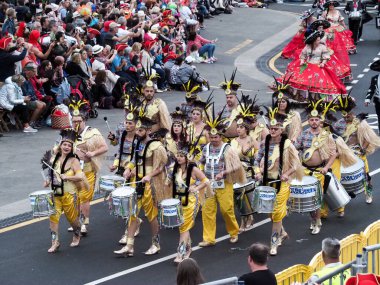 Tenerife, İspanya - mar 05, 2019: Santa Cruz de Tenerife sokaklarında ünlü karnaval festivali, vurmalı çalgıların ritmine uygun karakterler ve gruplar.