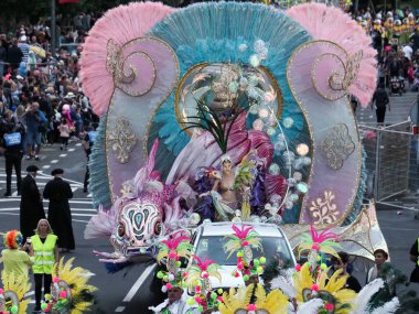 Tenerife, İspanya - mar 05, 2019: Santa Cruz de Tenerife sokaklarında ünlü karnaval festivali, vurmalı çalgıların ritmine uygun karakterler ve gruplar.