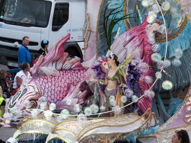 Tenerife, İspanya - mar 05, 2019: Santa Cruz de Tenerife sokaklarında ünlü karnaval festivali, vurmalı çalgıların ritmine uygun karakterler ve gruplar.