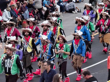 Tenerife, İspanya - mar 05, 2019: Santa Cruz de Tenerife sokaklarında ünlü karnaval festivali, vurmalı çalgıların ritmine uygun karakterler ve gruplar.